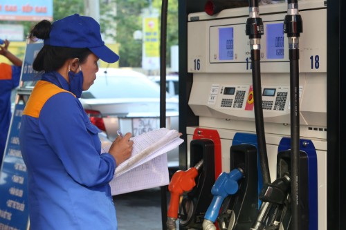 Giá bán lẻ xăng dầu giảm sau 6 lần tăng liên tiếp. Ảnh:Ngọc Thành