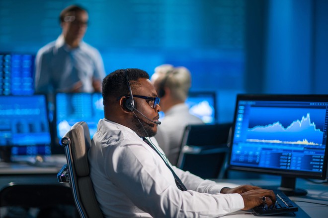 Giới đầu tư đứng ngoài thị trường chờ đợi kết quả cuộc họp của Fed