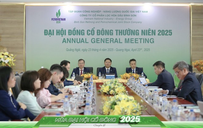 Đoàn chủ tịch điều hành Đại hội: Ông Bùi Ngọc Dương - Chủ tịch HĐQT BSR (ngồi giữa); ông Khương Lê Thành - Thành viên HĐQT (bên trái); ông Hạng Anh Minh – Thành viên độc lập HĐQT (bên phải)