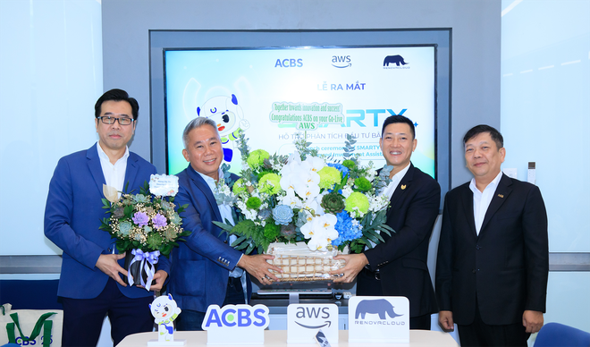 Từ phải qua trái: Ông Đỗ Minh Toàn (ACBS), ông Nguyễn Đức Hoàn (ACBS), Ông Eric Yeo (AWS), ông Vincent Toh (Renova Cloud) 