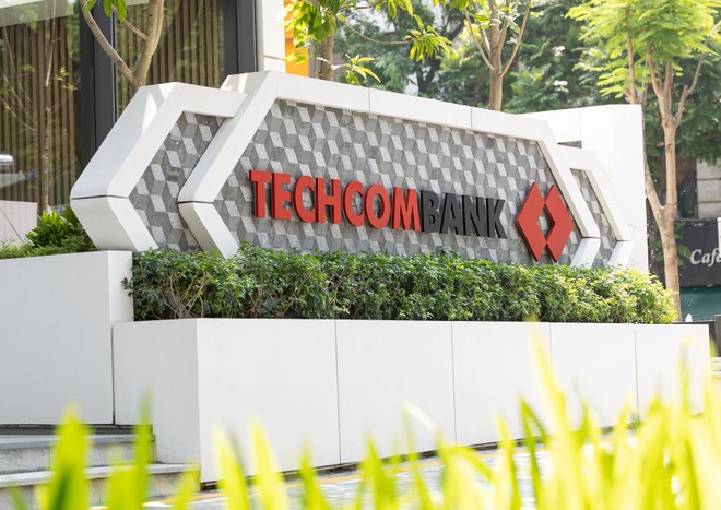 Lợi nhuận nửa năm đạt 18.500 tỷ đồng, Techcombank tiếp tục lập đỉnh mới về thu nhập từ hoạt động dịch vụ với 7.600 tỷ đồng