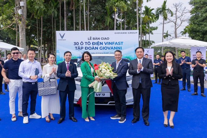 Bà Lê Thị Thu Thủy, Phó chủ tịch Vingroup kiêm Chủ tịch VinFast toàn cầu và ông Nguyễn Trọng Phi, Chủ tịch Giovanni Group tại lễ bàn giao xe.