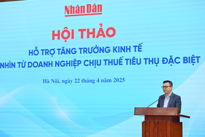Ông Lê Quốc Minh, Ủy viên Trung ương Đảng, Tổng Biên tập Báo Nhân Dân, Phó Trưởng ban Tuyên giáo và Dân vận Trung ương, Chủ tịch Hội Nhà báo Việt Nam phát biểu tại Hội thảo.