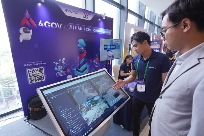 Khách hàng trải nghiệm ứng dụng AI tại Diễn đàn Trí tuệ nhân tạo Việt Nam ngày 9/10.