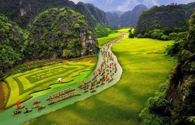 Du khách trải nghiệm Tuần du lịch Ninh Bình trên cánh đồng Tam Cốc. 