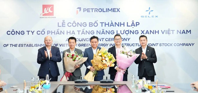 Chủ tịch Xuân Cầu Holdings và Chủ tịch Petrolimex tặng hoa chúc mừng Lãnh đạo CTCP Hạ tầng Năng lượng Xanh Việt Nam