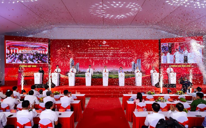 Lãnh đạo TP.HCM và các sở ngành, đại diện công ty Khang Điền thực hiện nghi thức bấm nút khởi công Dự án.