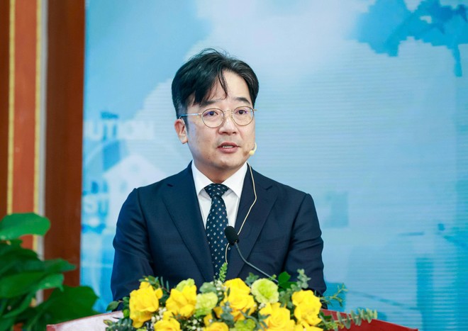 Ông Cha Ji Ho, Phó Tổng giám đốc phụ trách Trung tâm Mua hàng, Samsung Việt Nam chia sẻ tại toạ đàm. Ảnh Đức Thanh