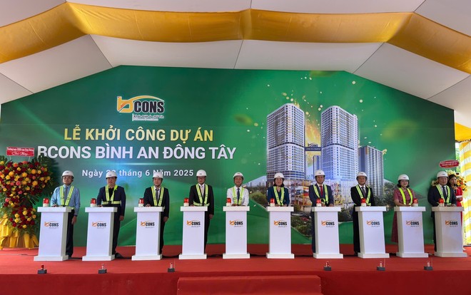 Đại biểu thực hiện nghi thức khởi công.