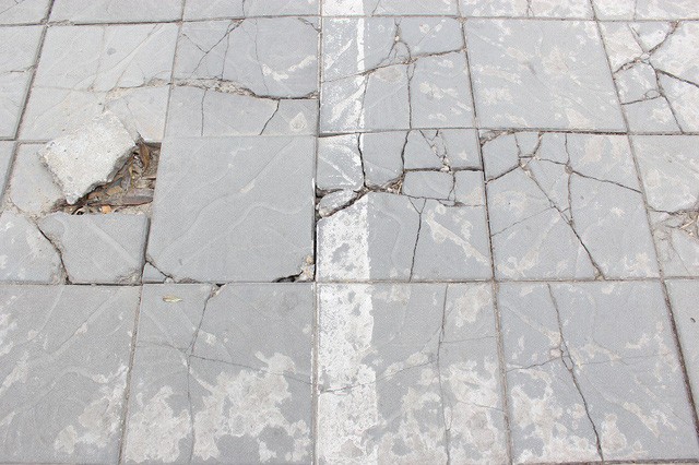 Đá tự nhiên lát vỉa hè mới lát đã nứt vỡ.