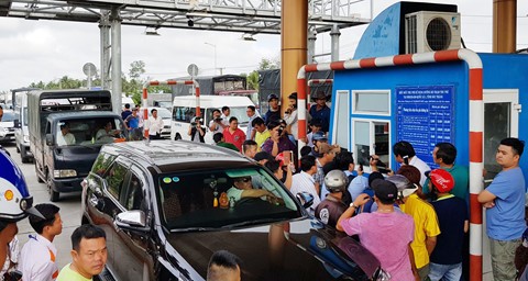 Tài xế tông thanh chắn, lao ôtô qua trạm BOT Sóc Trăng