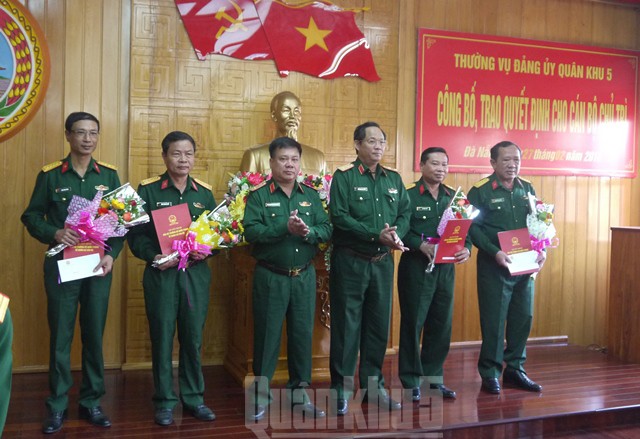 Tư lệnh và Chính ủy Quân khu 5 trao quyết định của Bộ Quốc phòng cho các cán bộ chủ trì. Ảnh báo Quân khu 5