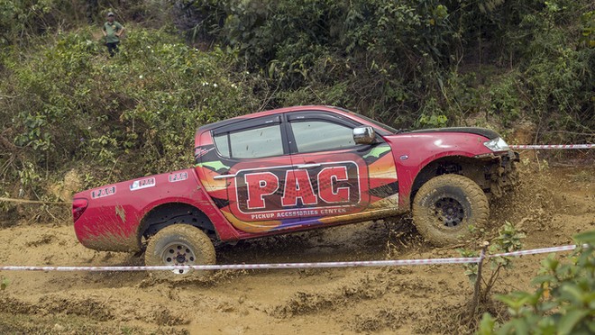 Bán tải Việt tranh tài off-road mừng sinh nhật ở Hà Nội