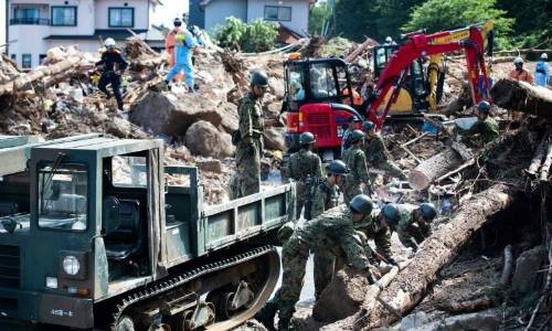 Lực lượng cứu hộ và binh sĩ dọn dẹp đống đổ nát trên một con phố sau trận lụt ở Kumano, tỉnh Hiroshima, ngày 9/7. Ảnh: AFP.