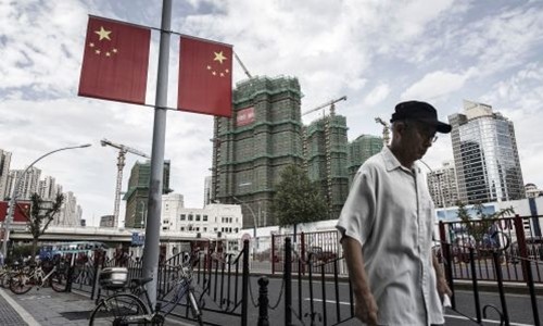 Người dân đi bộ trên đường phố Thượng Hải. Ảnh: AFP.