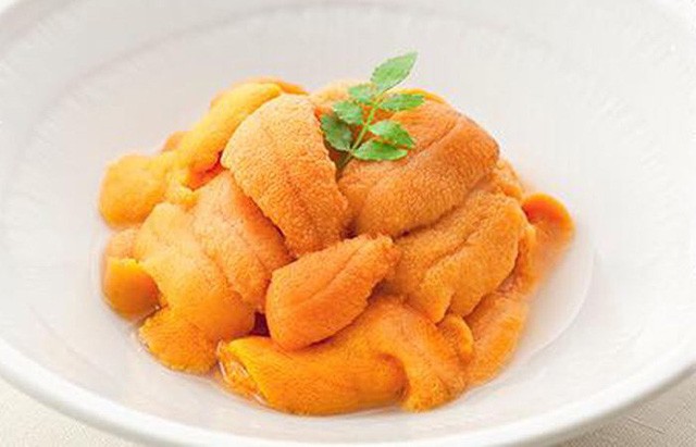 Trứng nhum Nhật - loại hải sản đang được giới nhà giàu chuộng mua về ăn.