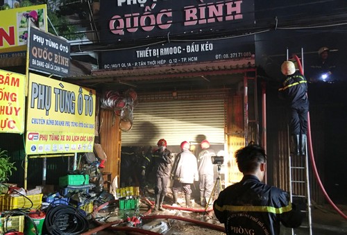 Cảnh sát dập lửa tại hiện trường. Ảnh: Sơn Hòa.
