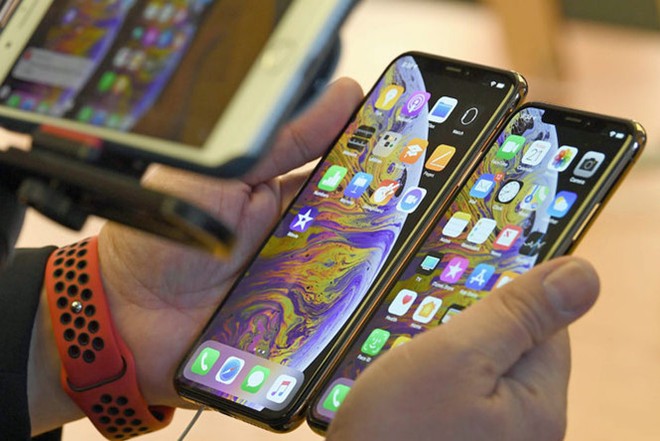 iPhone Xs có giá bán khởi điểm từ 999 USD, còn Xs Max là 1.099 USD