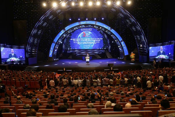 Thủ tướng Chính phủ Nguyễn Xuân Phúc phát biểu chỉ đạo tại Hội nghị 30 năm tổng kết thu hút đầu tư nước ngoài tại Việt Nam diễn ra tại Hà Nội hôm nay, 4/10.