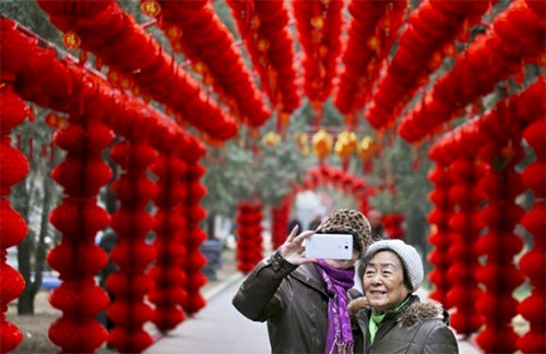 Các thiết bị công nghệ được cả giới trẻ lẫn người già Trung Quốc sử dụng. Ảnh: SCMP.