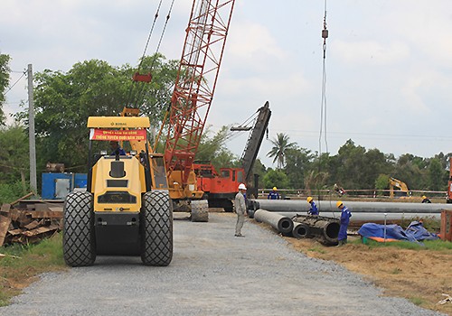 Cao tốc Trung Lương - Mỹ Thuận đang được thi công trở lại. Ảnh: Phương Linh.