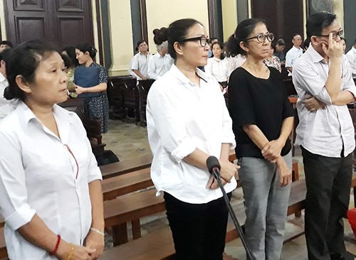 Các bị cáo nghe tuyên án. Ảnh: Hải Duyên.