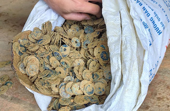 Tiền xu được ông Phù gom lại, đóng vào bì tải. Ảnh: Gia Hân.