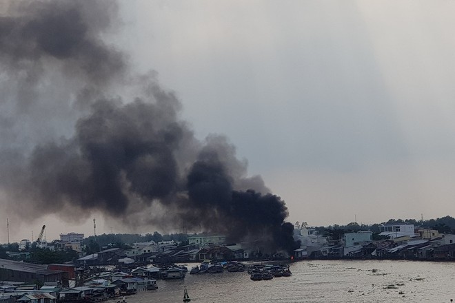 Ngọn lửa bốc cháy ngùn ngụt từ cơ sở sản xuất dầu,