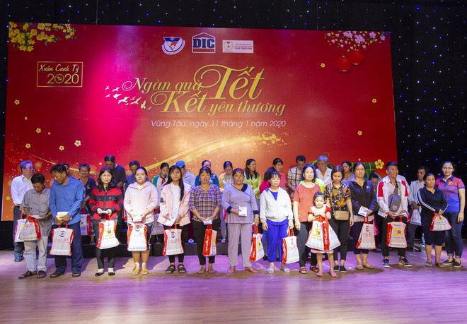 1.000 phần quà đã được trao tận tay cho các đối tượng chính sách trong chương trình “Ngàn quà Tết – Kết yêu thương năm 2020” ngày 11/1 vừa qua.