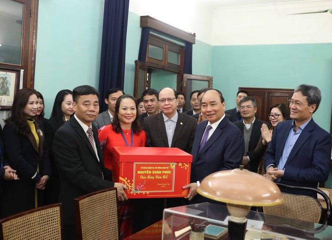 Thủ tướng tặng quà Tết cho cán bộ, nhân viên Khu Di tích Chủ tịch Hồ Chí Minh tại Phủ Chủ tịch. Ảnh: VGP/Quang Hiếu.