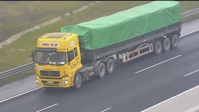 Tài xế điều khiển chiếc xe tải lùi trên đường cao tốc Hà Nội - Hải Phòng. 
Ảnh cắt từ camera.