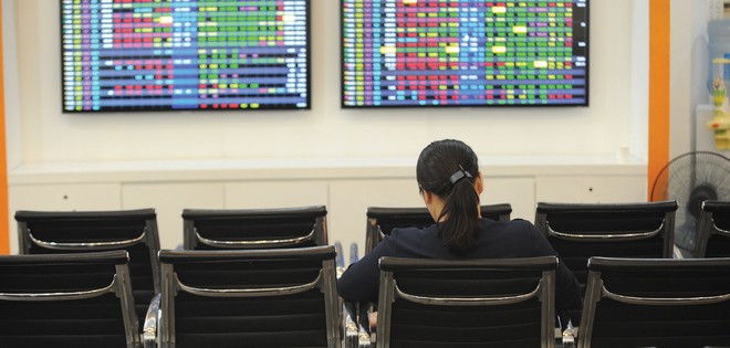 Khi sợ hãi lên cao, nhà đầu tư thường sẽ có các biểu hiện “án binh bất động”, tích trữ lương thực cùng các tài sản khác an toàn hơn như ngoại tệ mạnh, vàng…