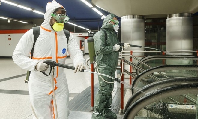 Công nhân phun khử trùng tại Ga tàu điện ngầm Nuevos Ministryios ở Madrid, Tây Ban Nha hôm 20/3. Ảnh: AFP.