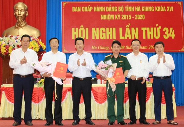 Lãnh đạo tỉnh Hà Giang trao quyết định và chúc mừng các cán bộ nhận nhiệm vụ mới.
