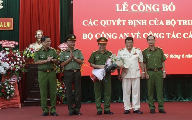 Ông Rah Lan Lâm (áo trắng) được bổ nhiệm giữ chức Giám đốc Công an tỉnh Gia Lai.