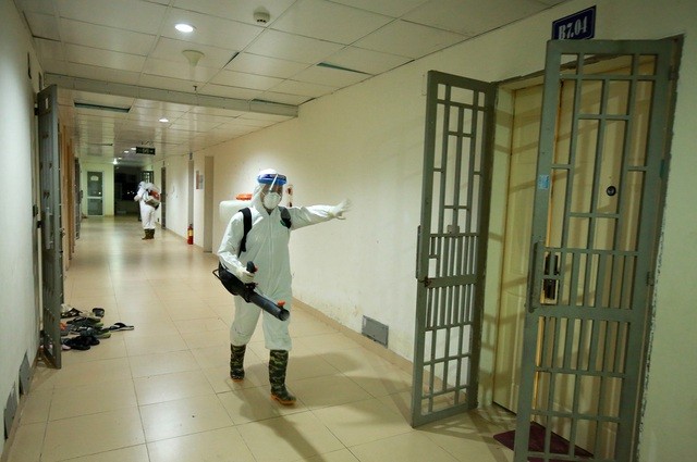 Lực lượng phản ứng nhanh tiến hành khử khuẩn tại các tầng thuộc tòa nhà. (Ảnh: HTV).