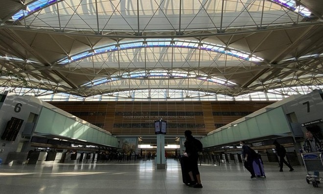 Hành khách thưa thớt tại Sân bay Quốc tế San Francisco, bang California, Mỹ do đại dịch Covid-19 hồi tháng 3. Ảnh: Reuters.