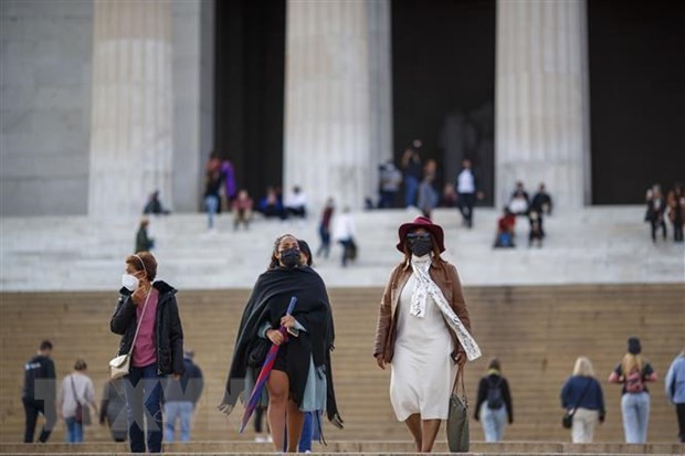 Người dân đeo khẩu trang phòng lây nhiễm COVID-19 tại Washington, D.C., Mỹ. (Ảnh: THX/TTXVN).