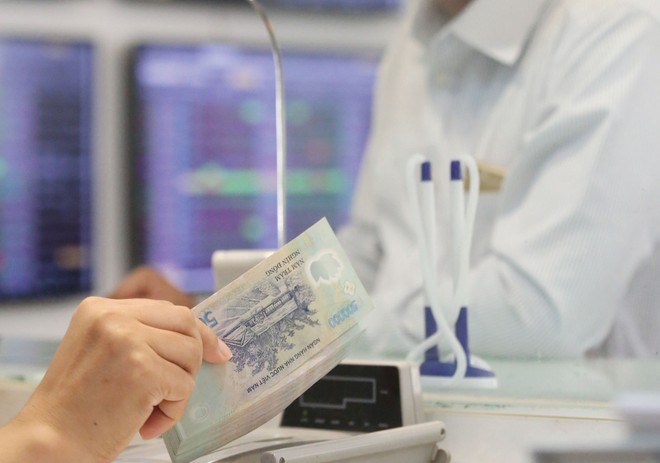 Dòng tiền dịch chuyển liên tục giữa các nhóm cổ phiếu ngân hàng, thép, xây dựng, dầu khí… Ảnh: Dũng Minh.