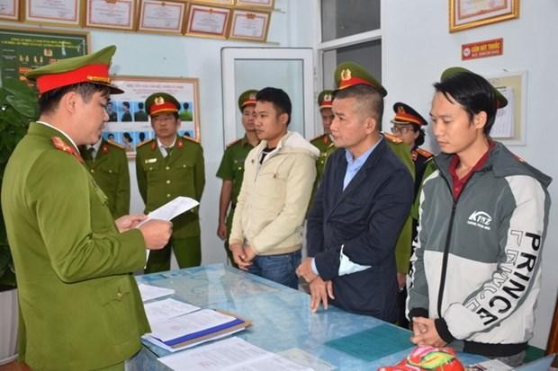 Tống đạt các quyết định khởi tố bị can và bắt tam giam 3 đối tượng Nguyễn Tấn Bá, Lương Thanh Trung và Nguyễn Văn Sơn. (Nguồn: BHXH Việt Nam).