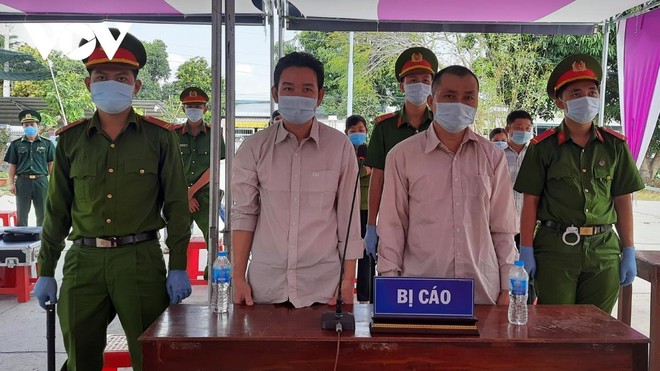 Hai bị cáo tại phiên tòa.