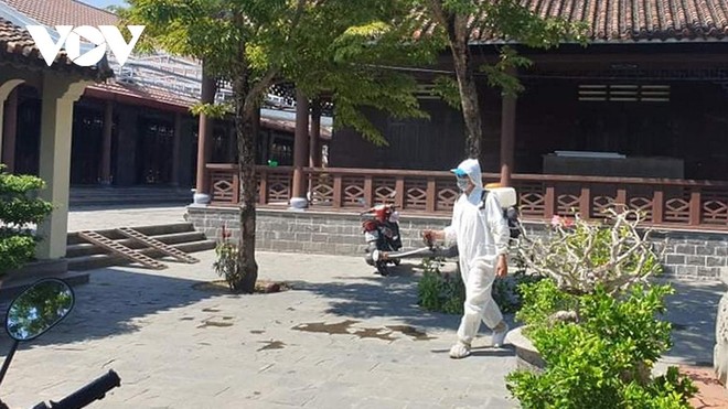 Phun thuốc khử trùng tại các điểm bệnh nhân Covid-19 từng đến tại Quảng Nam để phòng dịch.