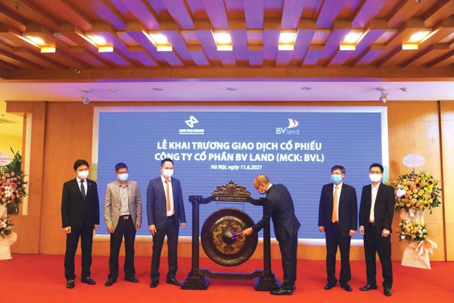 Ông Tạ Hoài Hạnh - CT HĐQT BV Land thực hiện nghi thức đánh cồng khai trương phiên giao dịch đầu tiên.