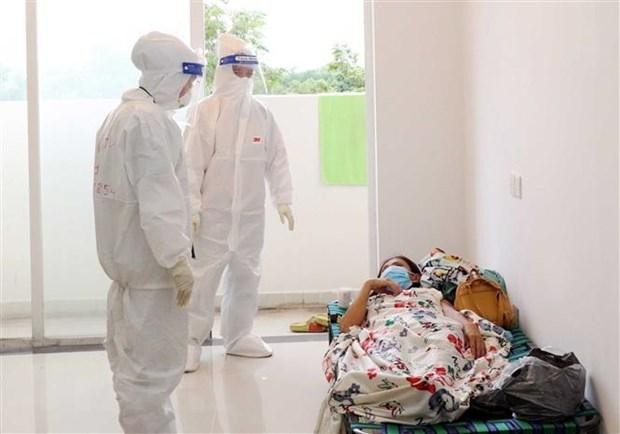 Bác sỹ Bệnh viện dã chiến thu dung, điều trị COVID-19 số 3 (thành phố Thủ Đức) thăm khám cho bệnh nhân mắc COVID-19 không triệu chứng. (Ảnh: Xuân Khu/TTXVN).