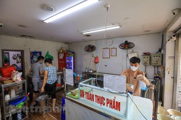 Nhiều hàng quán dọn dẹp sẵn sàng để bán mang về. (Ảnh: Minh Sơn/Vietnam+).