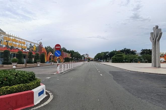 Tuyến đường lớn ở trung tâm TP Bạc Liêu vắng người qua lại.