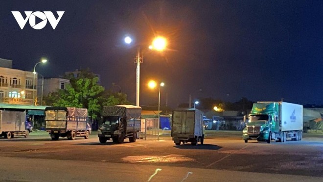 Xe chở rau, củ quả vào điểm tập kết và trung chuyển tại Chợ đầu mối Hóc Môn trong ngày đầu tiên.