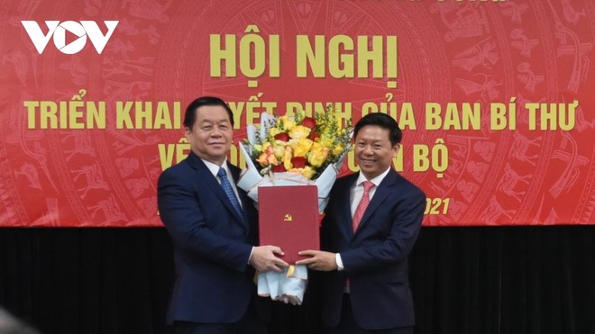 Bí thư Trung ương Đảng, Trưởng Ban Tuyên giáo Trung ương Nguyễn Trọng Nghĩa trao quyết định bổ nhiệm của Ban Bí thư cho ông Trần Thanh Lâm.