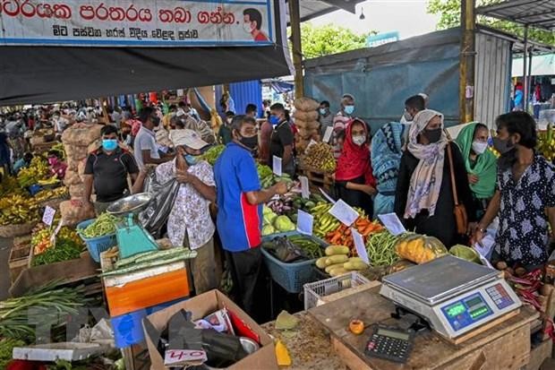 Người dân mua thực phẩm tại khu chợ ở Colombo, Sri Lanka, ngày 12/5/2021. (Ảnh: AFP/TTXVN)
