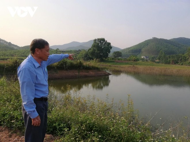 Lòng hồ Suối Nứa bị lấn chiếm từ nhiều năm nay chưa được xử lý.